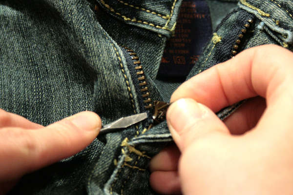 How to fix a zipper that came off track